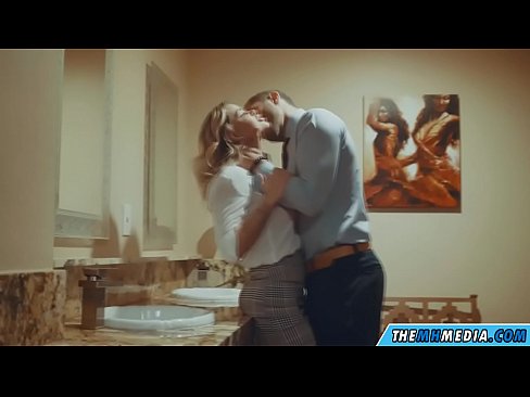 ❤️ Kung ang usa ka busty blonde naghaylo kanimo sa usa ka publiko nga kasilyas ❤️❌ Porn video sa amon ❌️❤